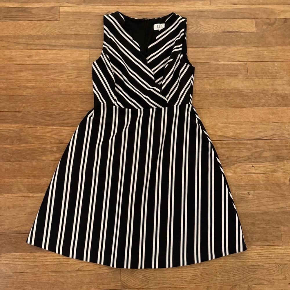 Elle black white stripe sleeveless knee length a-line dress size 2
b52